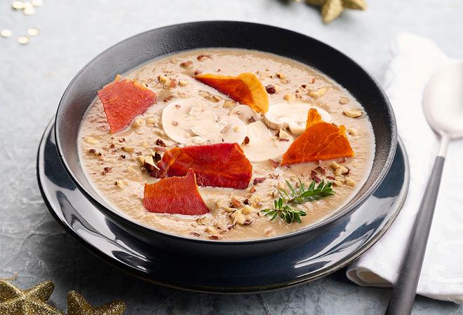 Veloute de champignons noisettes et chips de jambon sec Loste
